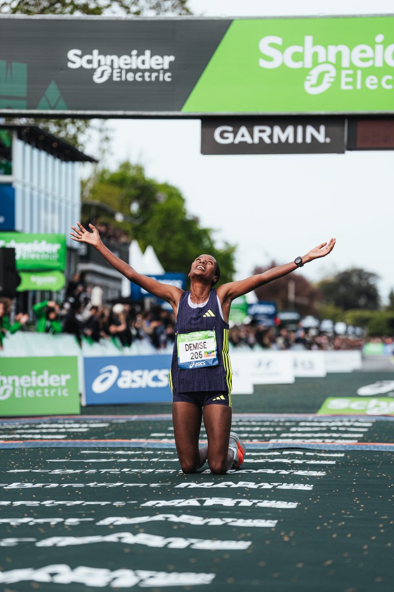 Shure Demise pulvérise le Marathon de Paris.