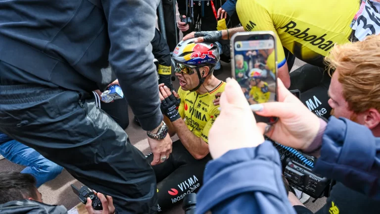 Paris-Roubaix 2026 : Wout Van Aert dompte l&rsquo;enfer, enfin !